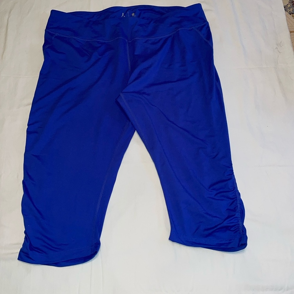 Aspire women’s Capri length leggings, size XL, sapphire blue.